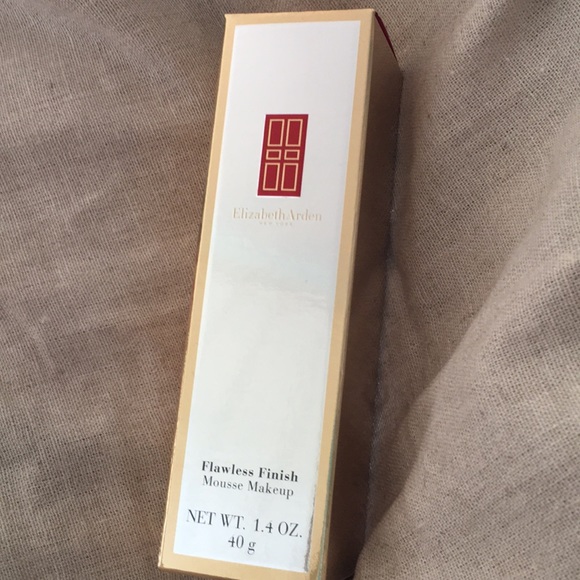 Elizabeth Arden Flawless Finish Mousse Makeup - Picture 2 of 3
